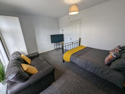 Lovely large room - ensuite, Bills inc, EV charger Main Photo