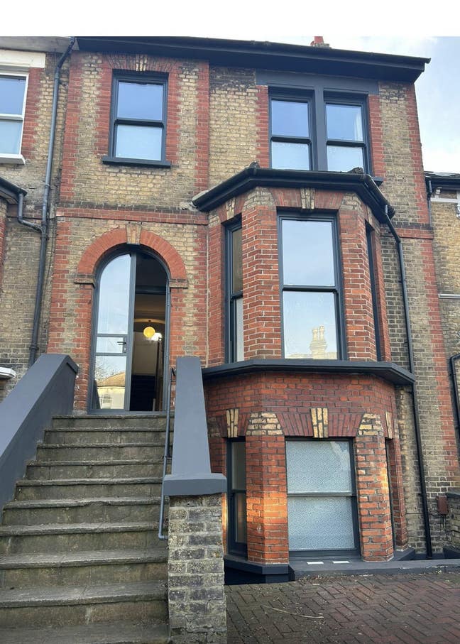 Modern, sunlit double room for rent Main Photo