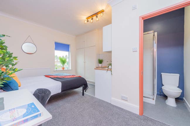 Studio room close to city centre  Main Photo