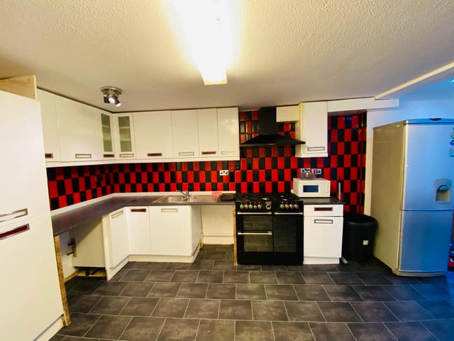 A Lovely 5 Bed Home in Mitcham (Kent Close) Main Photo