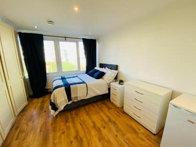 A Lovely 5 Bed Home in Mitcham (Kent Close) Main Photo