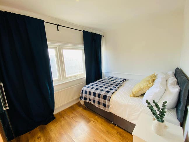 A Lovely 5 Bedrooms in Mitcham Main Photo