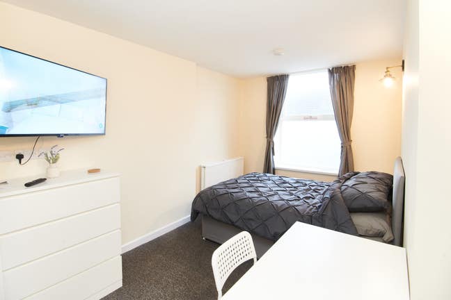 Large double room in Staple Hill flat Main Photo
