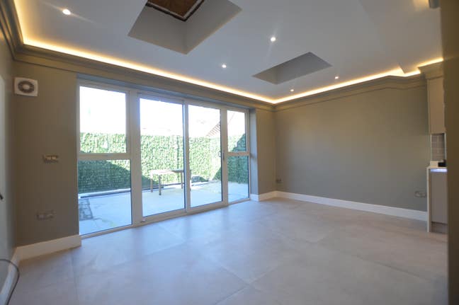 Recently Refurbishd 3 Bed/3 Bath Flat With Garden Main Photo