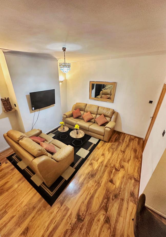 Bedroom  in quite clean house  Main Photo