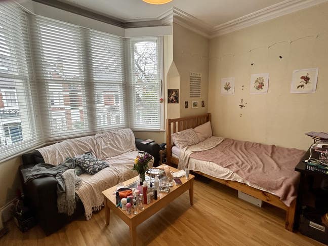 Lovely Bright Fully Furnished Double Bed Studio Main Photo