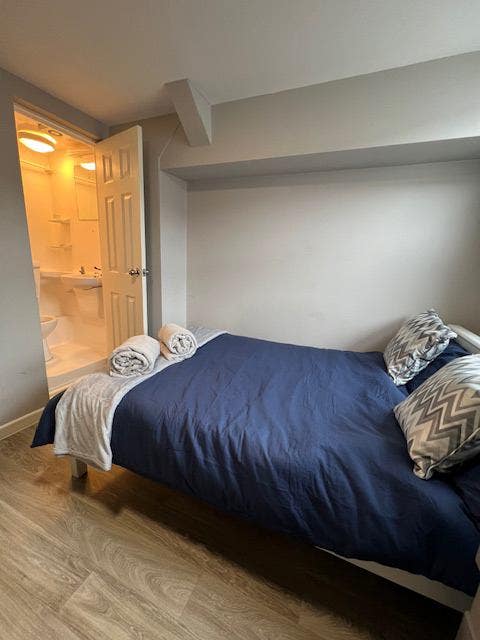 Ensuite Double Room SE18 1Bt Main Photo