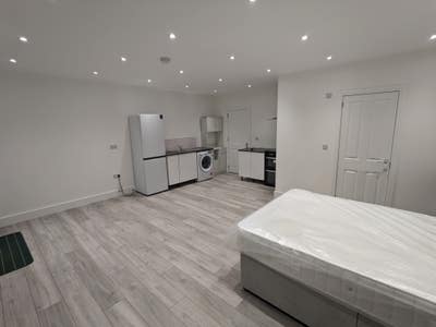 Double Bed En-Suite Room with Kitchen Main Photo