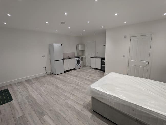 Double Bed En-Suite Room with Kitchen Main Photo