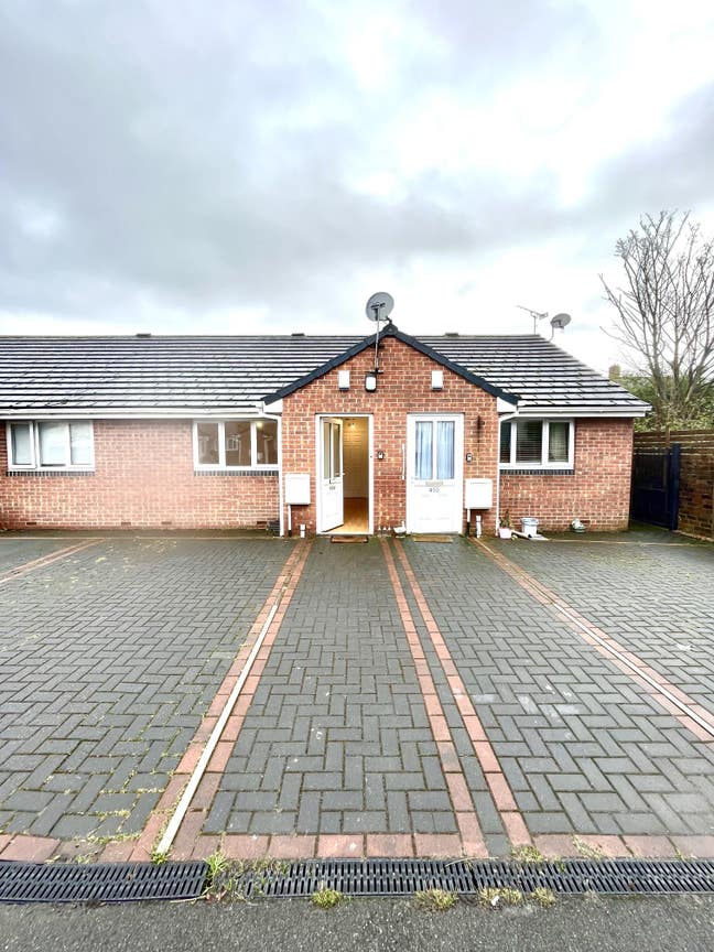 1 Bed Bungalow with Back Garden. Main Photo