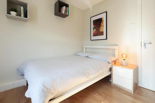 Lovely Double Room in Females Household Main Photo