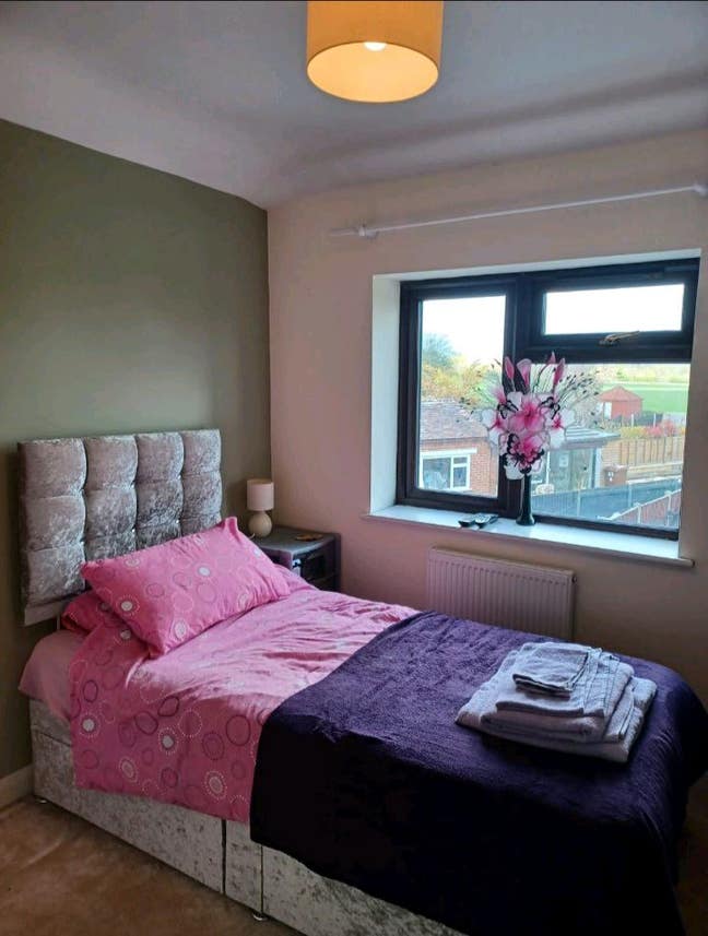 Single Bedroom with Furnishings for Rent  Main Photo
