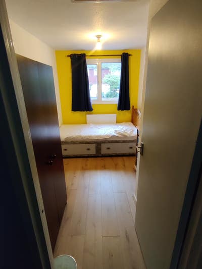 Single furnished room available Main Photo