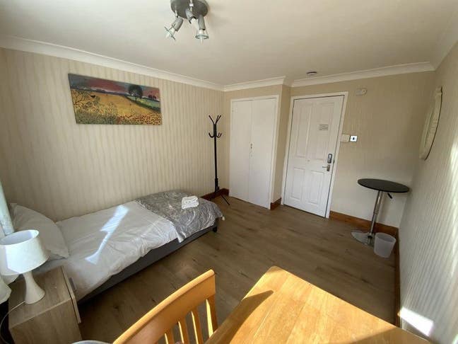 Looking for a female flatmate - Leith Walk  Main Photo