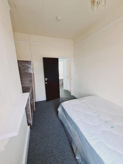🌻🌻Upton Park Rooms to Move Immediately Call Today  Main Photo