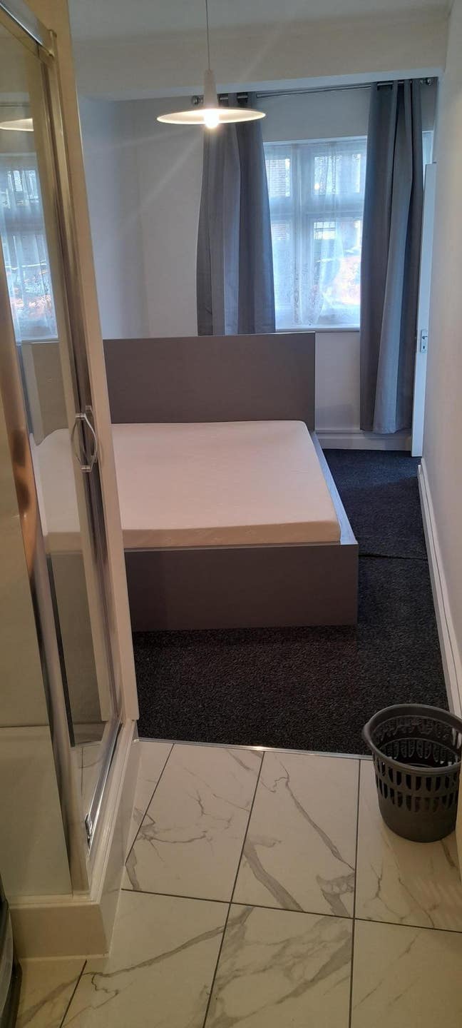 I Bed on Suite Studio by Dagenham Heathway!!! Main Photo