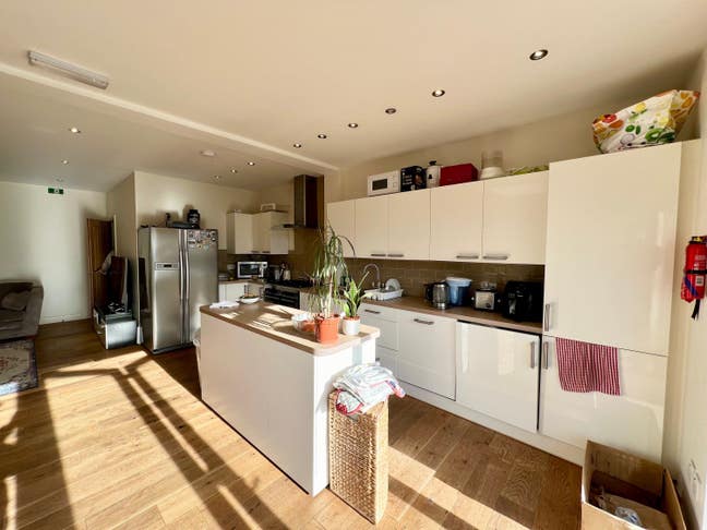 4 bed Female House N11 - Lounge + Garden Main Photo