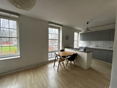 Bright 4-bed (2 large doubles + 2 small doubles) Main Photo