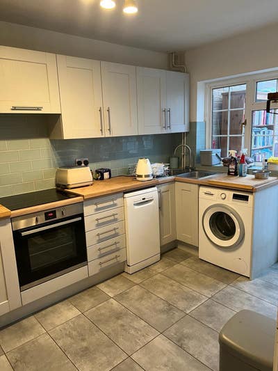 Double room available for rent at £550 Main Photo