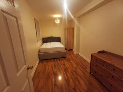 Double king size Bedroom near Barking station Main Photo