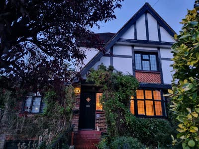 Short term. Bright,  beautiful home. Parking.  Main Photo