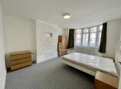 Bright Room with large living room - Willesden gre Main Photo