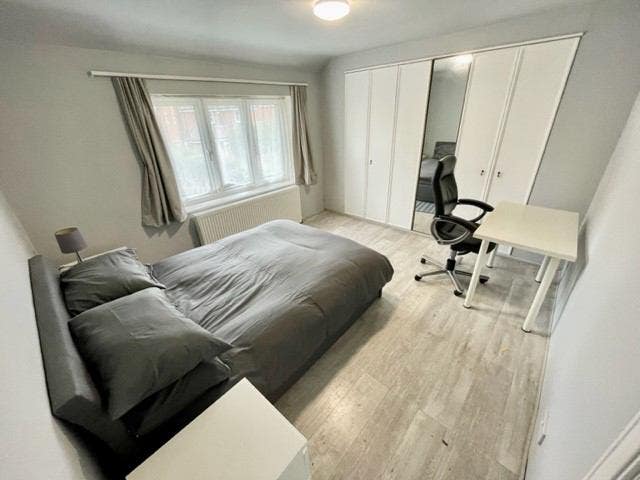 Spacious Double Room – Garden View & Fast WiFi Main Photo