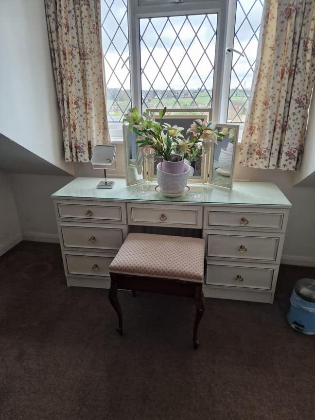 Large Single Bedroom  Main Photo