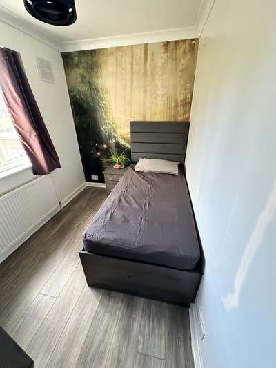 Furnished single bedroom with own bathroom Main Photo