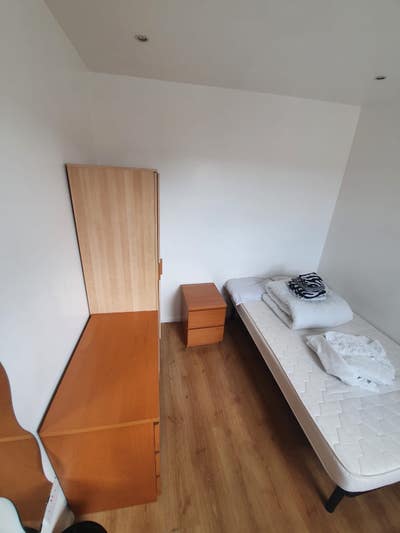 Single  bedroom  Main Photo