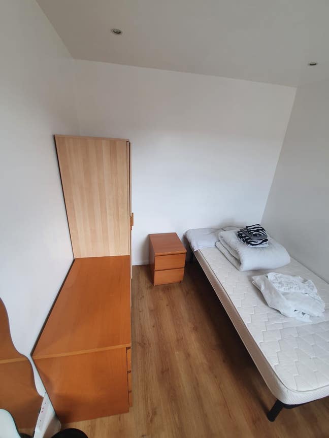 Single  bedroom  Main Photo