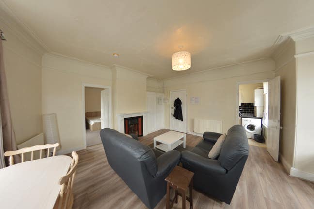 1 bedroom flat to rent in Hyde Park, LS6 Main Photo