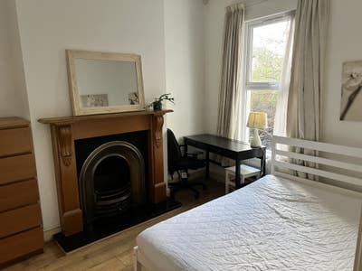 FAB double room 4 mins from tube inc cleaner! Main Photo
