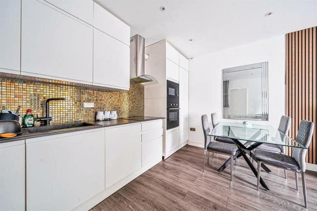 Double room in a nice new flat Main Photo