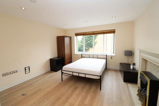 Big Space for Couple/ Quick Sale Main Photo