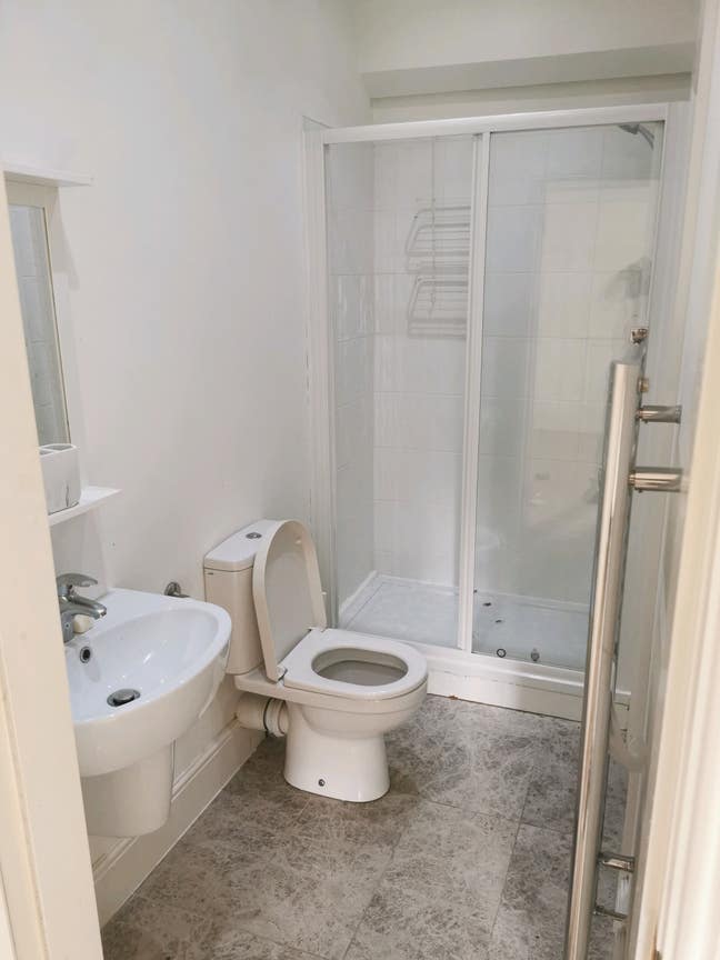 Top floor ensuite with large garden  Main Photo
