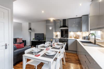 Double Room | 10 Mins Walk Town | Parking 🏡 Main Photo