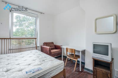 Large 2 bed flat with no lounge in SE17 Zone 1.  Main Photo