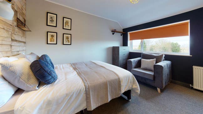 Large double en-suite ✨ With office space! Main Photo