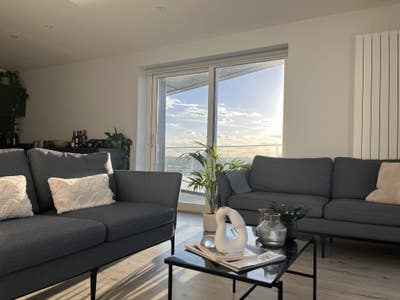 Superking bedroom in building with gym and pool Main Photo
