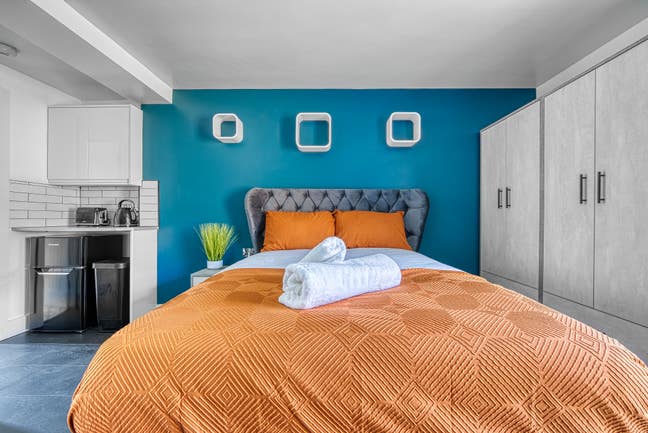 Studio | Ensuite | Kitchenette Main Photo