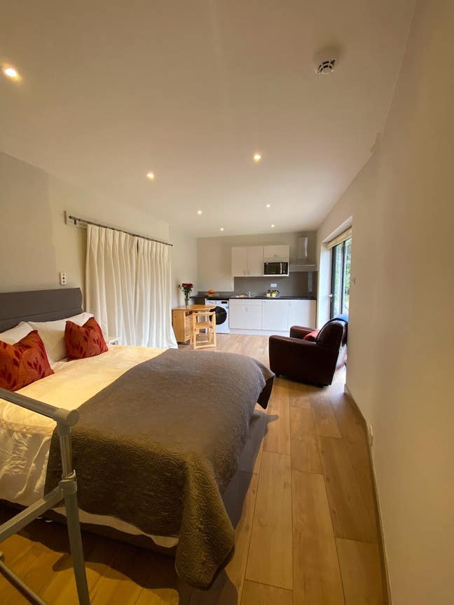 Studio flat, quiet Hook Heath, independent living Main Photo
