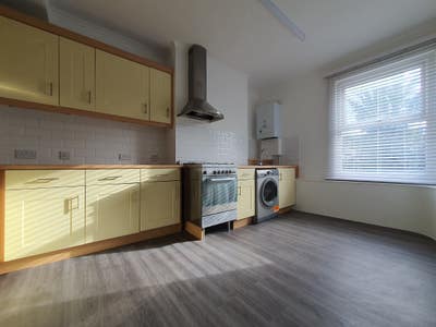 Newly refurb 2spilt level 2 bed flat , large rooms Main Photo