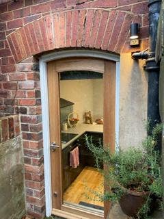 Stunning 1 bedroom basement flat, part furnished. Main Photo