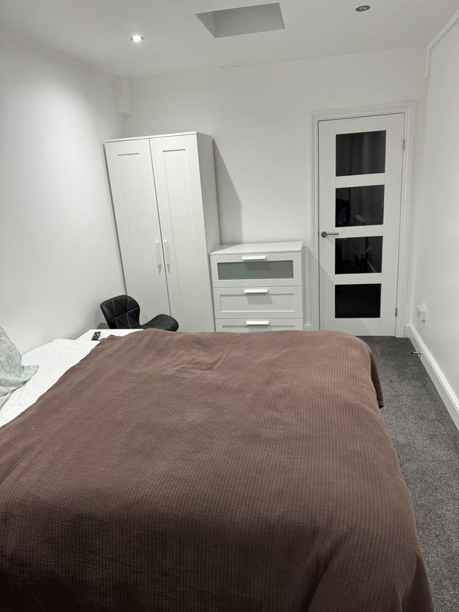 Ilford Gants Hill new studio Fully furnished Main Photo