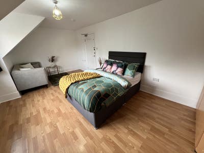 Short Let Avb. Double/ Couple HA1, 3MIN STATN! Main Photo