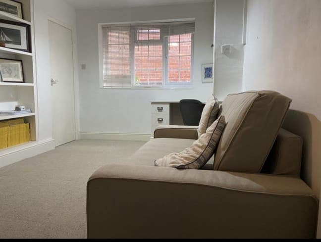 Ground floor double bedsit room  Main Photo