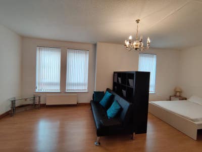 Spacious Room Available near City center Main Photo