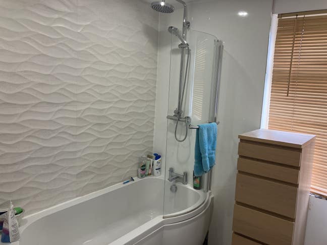 Single room, mini fridge, tv, use of all facilitie Main Photo