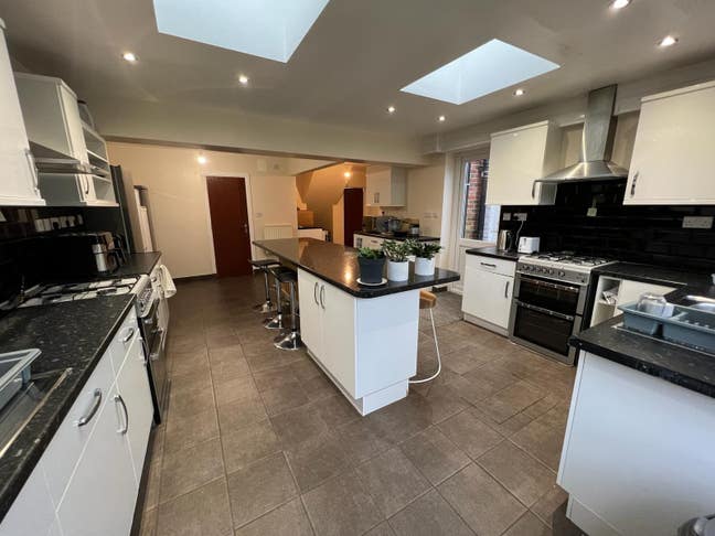 Double Room in West Green Drive Main Photo